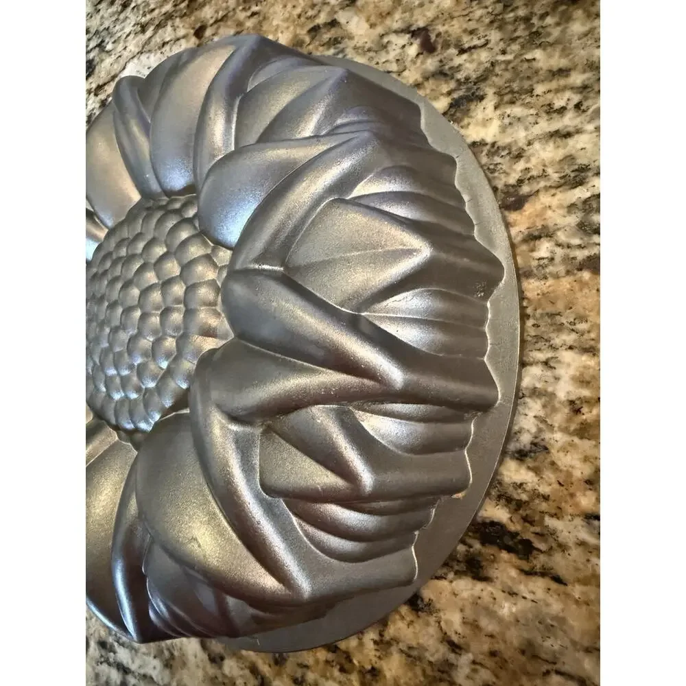 Nordic Ware 10 Cup Sunflower Bundt Pan Flower Cake Non Stick Bake Ware 10.5